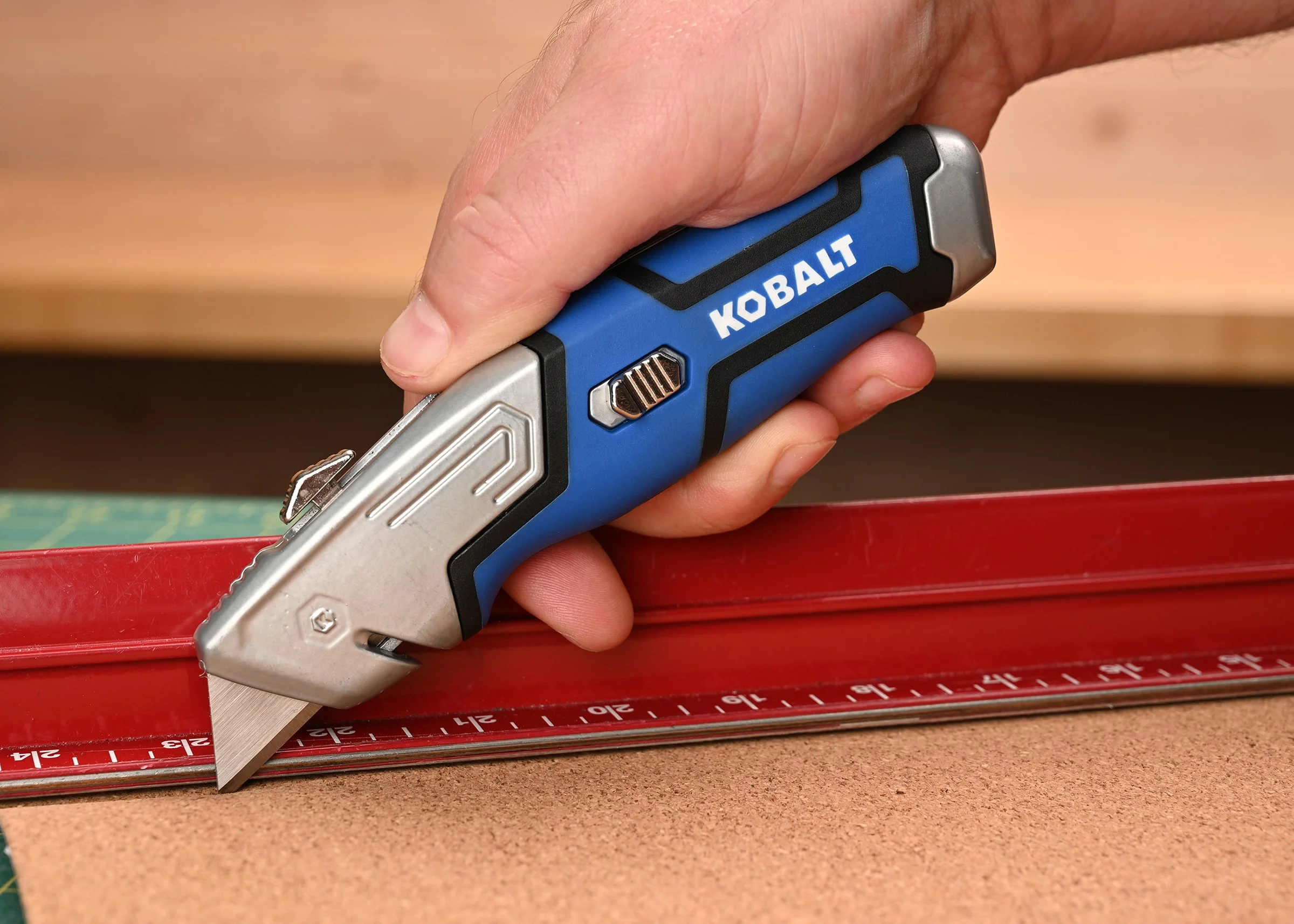 Kobalt 3-Blade Retractable Utility Knife with On-Tool Blade Storage, 3/4-in Blade Width - Image 4