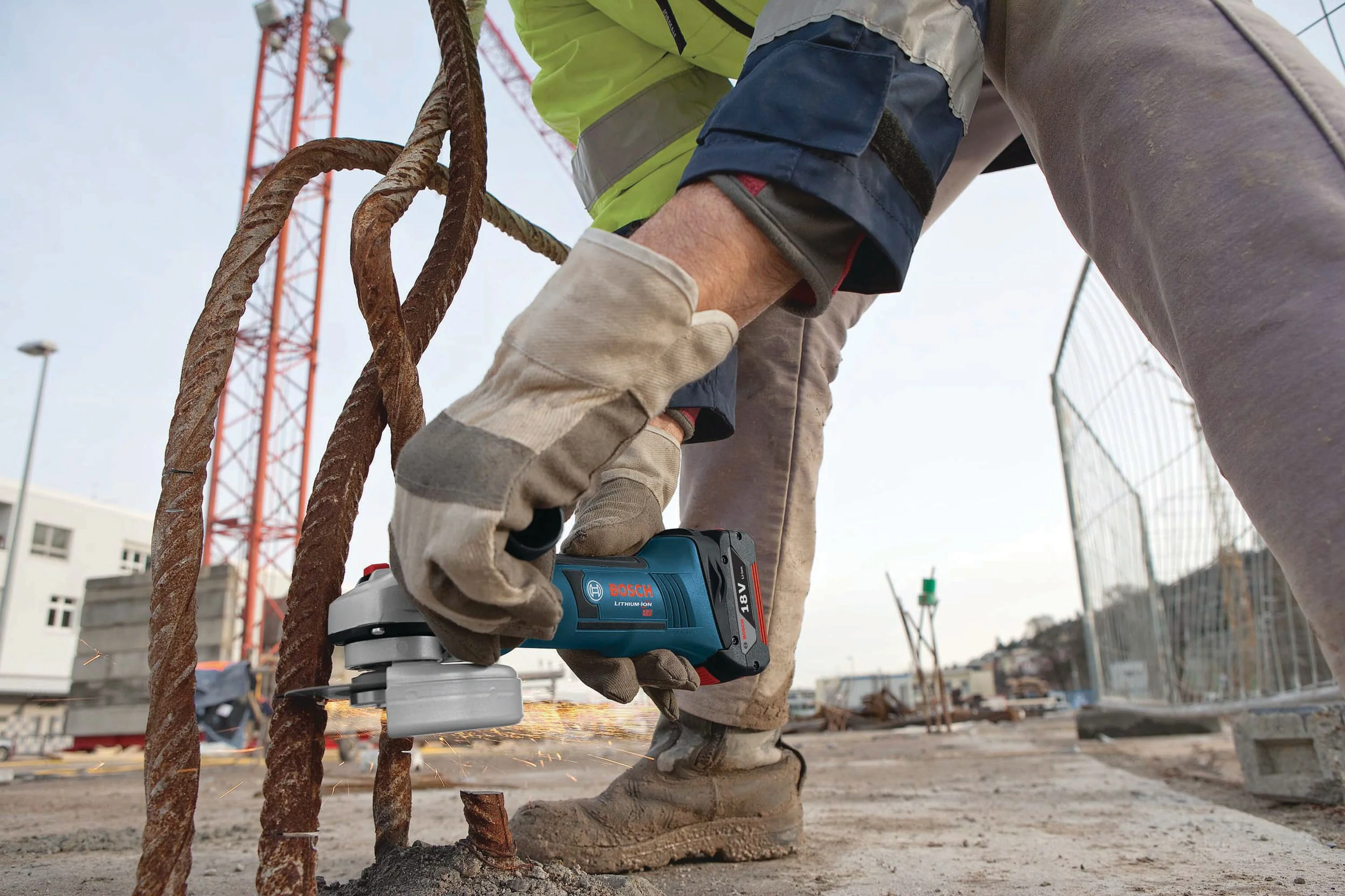 Bosch GWS18V-45 4.5-in 18-Volt Sliding Switch Cordless Angle Grinder (Tool Only) - Image 4
