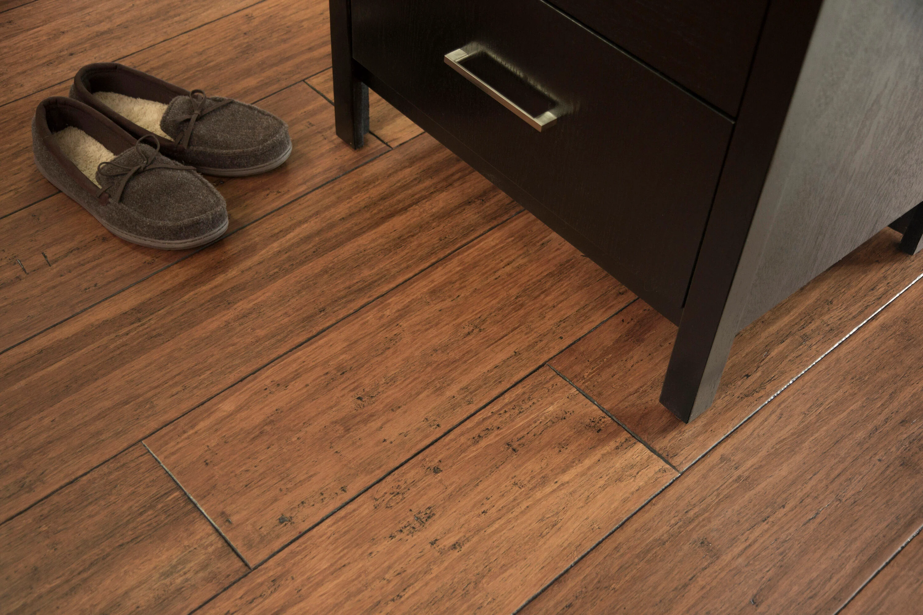 CALI Waterproof Core 5.59-in Copperstone Bamboo Handscraped Engineered Hardwood Flooring (14.06-sq ft) - Image 8