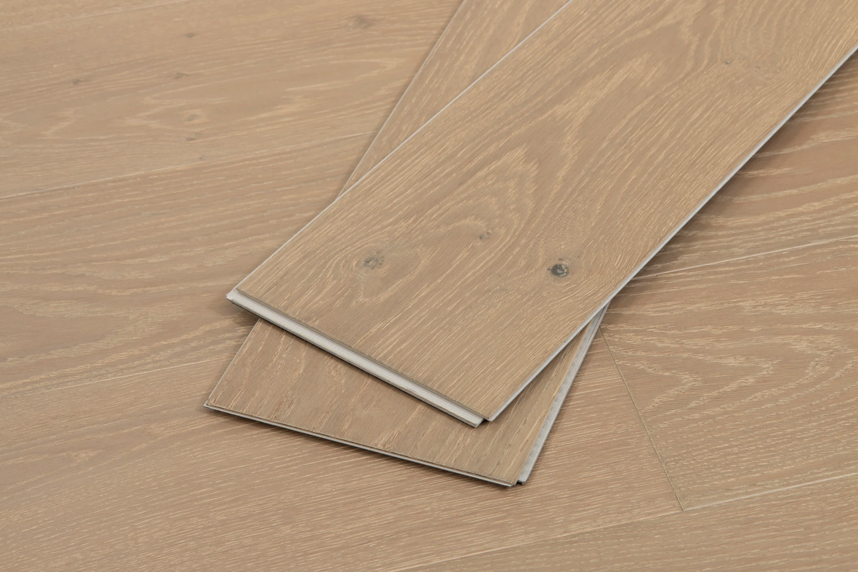 CALI Waterproof Core 7.47-in Tawny Oak Wirebrushed Engineered Hardwood Flooring (23.31-sq ft) - Image 2
