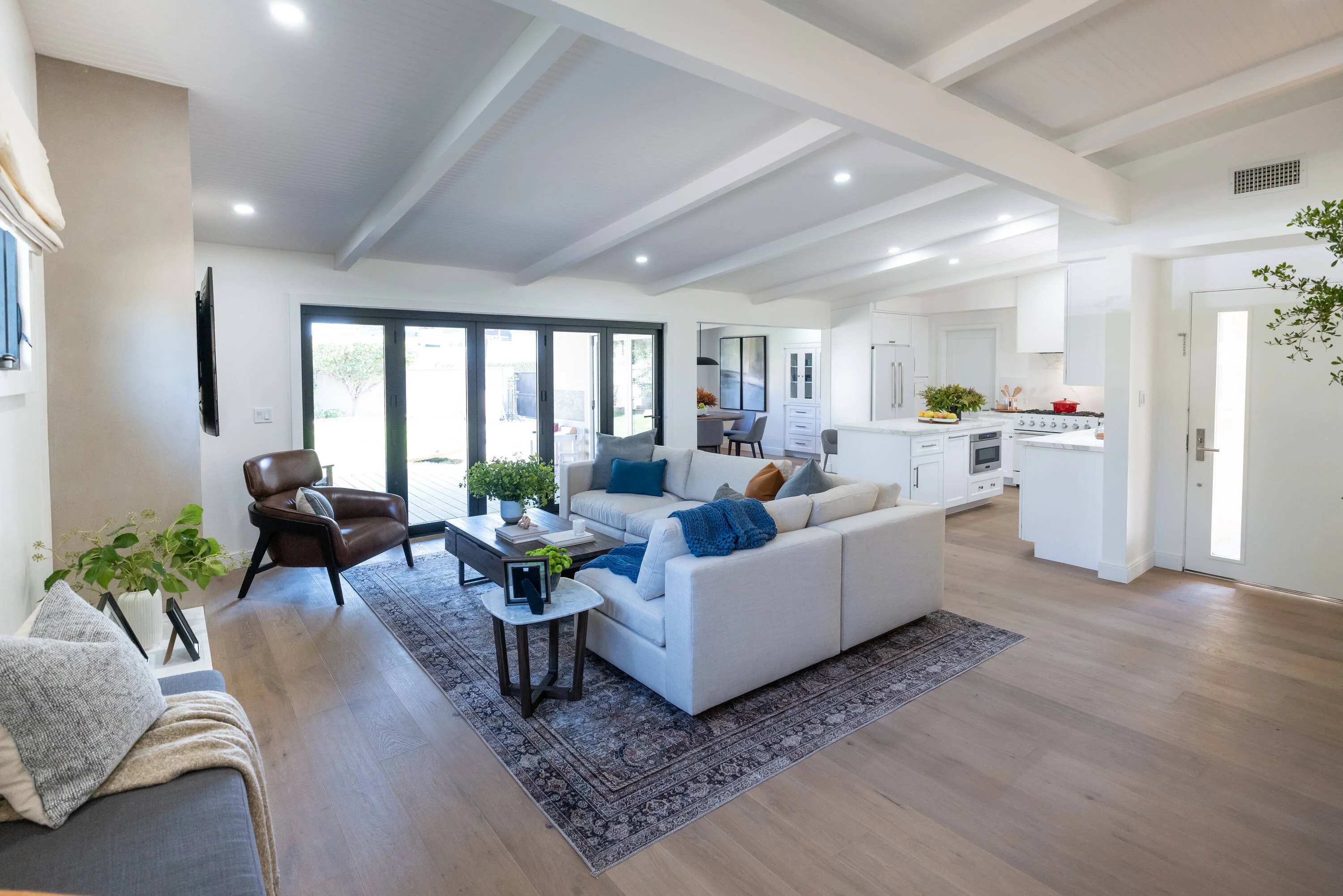 CALI Waterproof Core 7.47-in Tawny Oak Wirebrushed Engineered Hardwood Flooring (23.31-sq ft) - Image 6