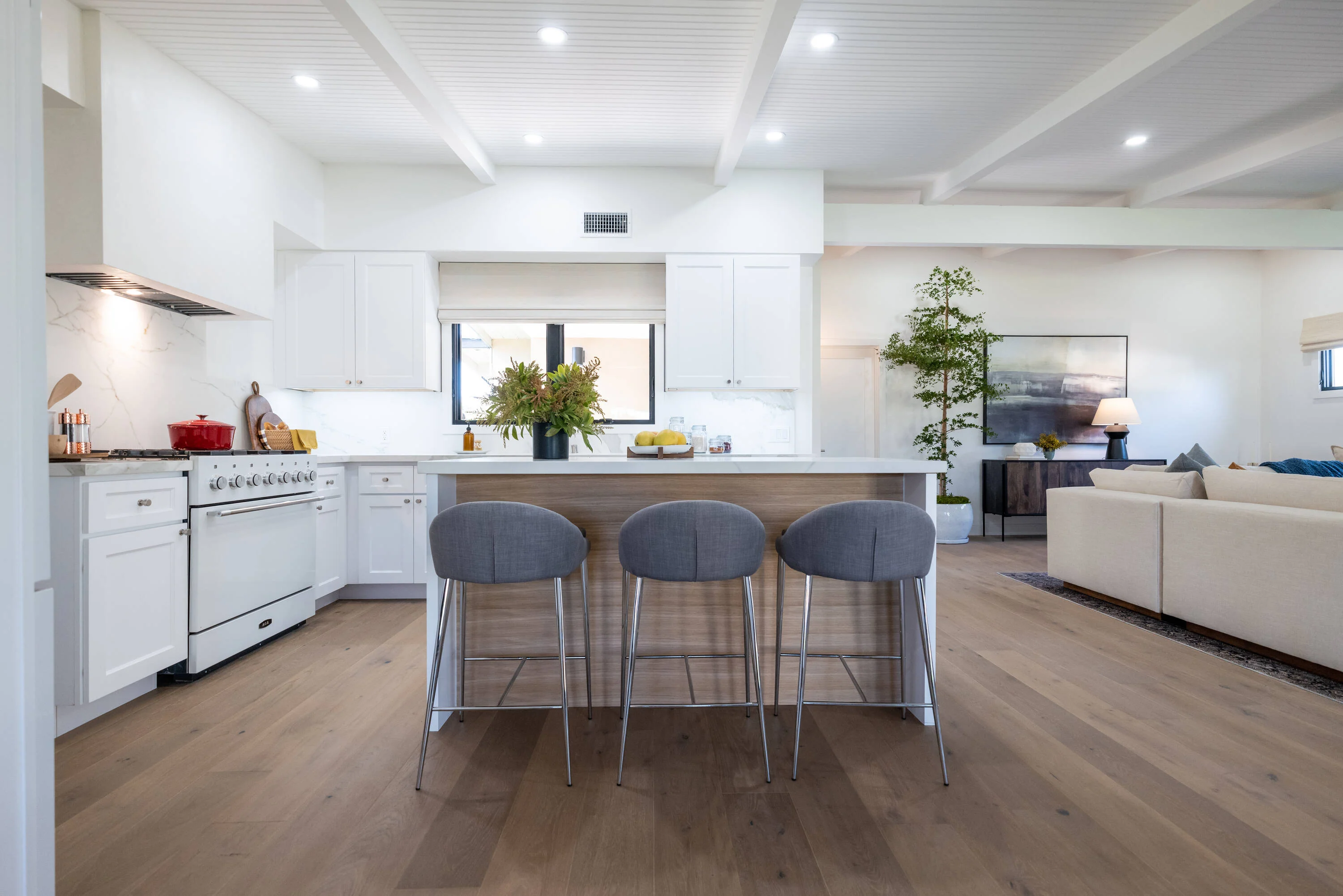 CALI Waterproof Core 7.47-in Tawny Oak Wirebrushed Engineered Hardwood Flooring (23.31-sq ft) - Image 7