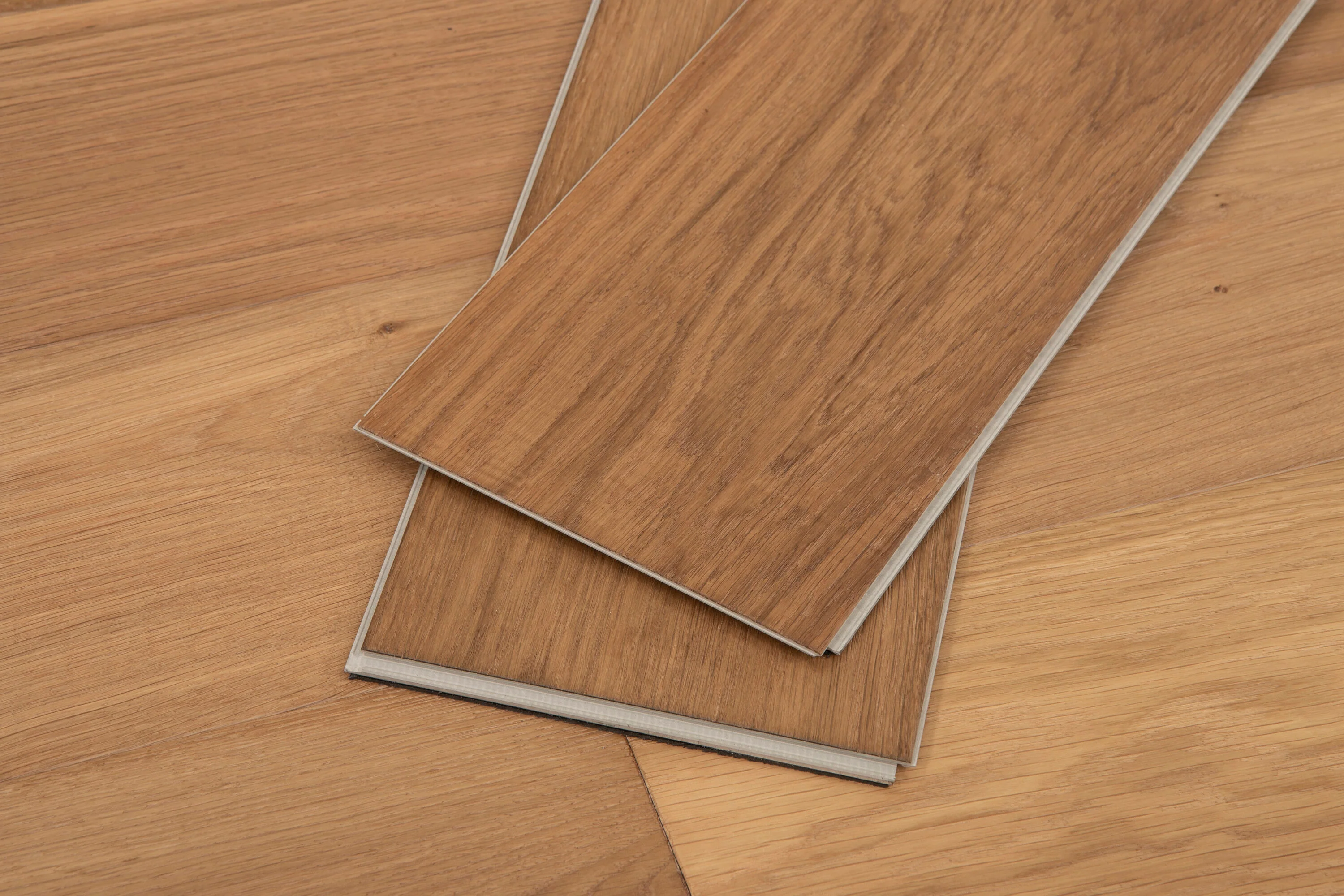 CALI Waterproof Core 7.47-in Wildwood Oak Wirebrushed Engineered Hardwood Flooring (23.31-sq ft) - Image 2
