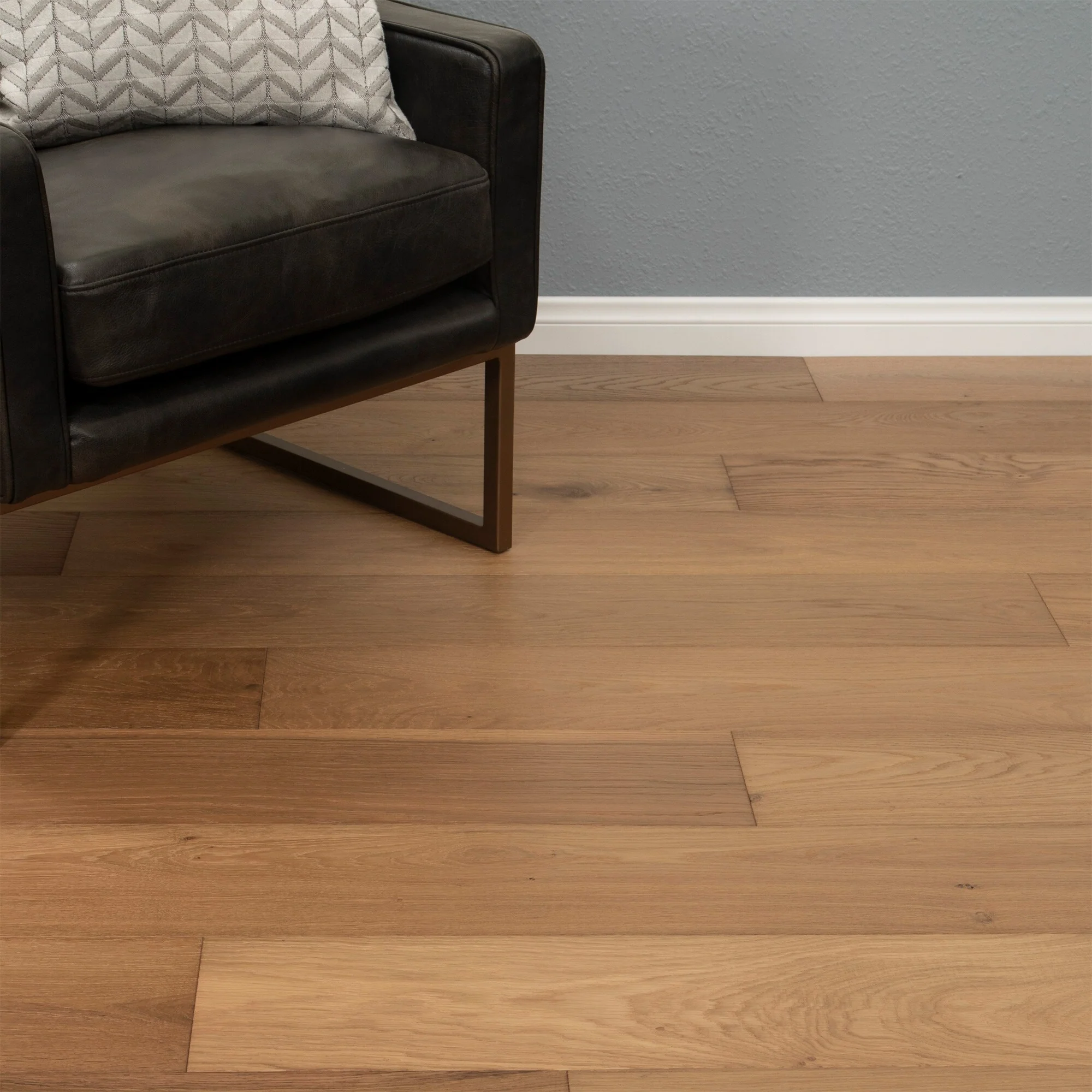 CALI Waterproof Core 7.47-in Wildwood Oak Wirebrushed Engineered Hardwood Flooring (23.31-sq ft) - Image 4