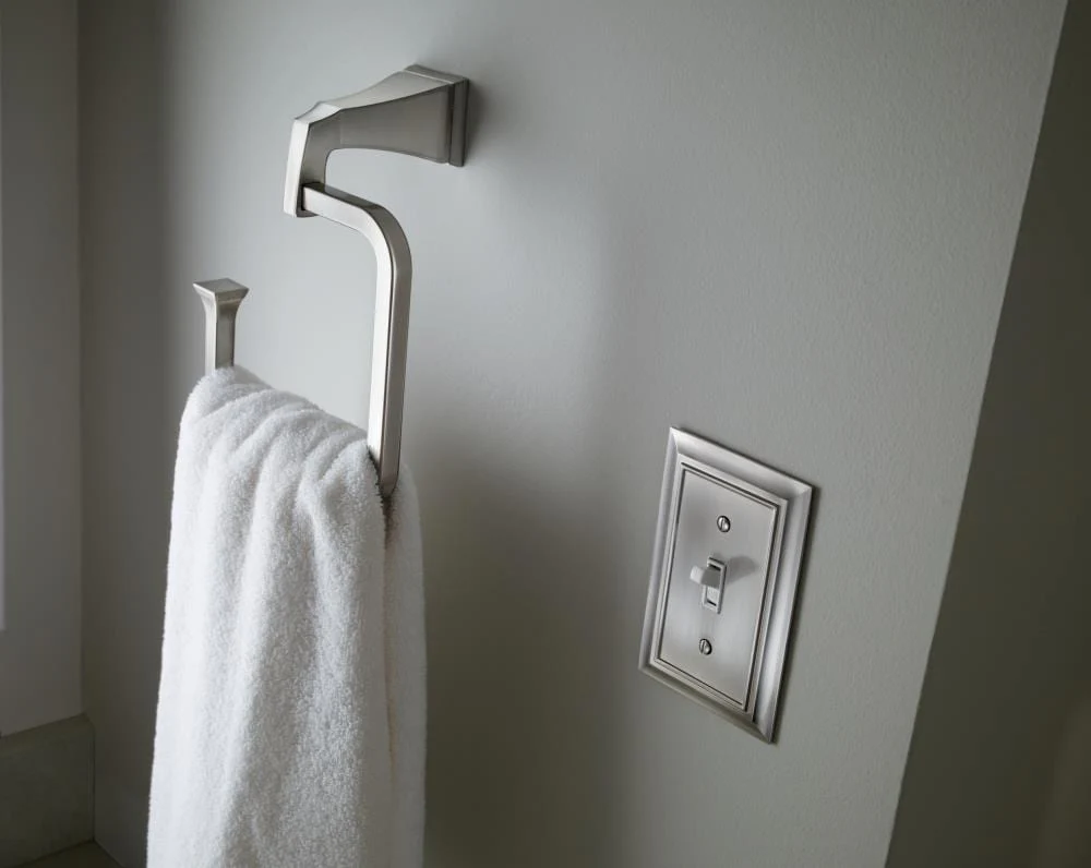 DELTA Dryden 4-Piece Decorative Bathroom Hardware Set, Brilliance Stainless Finish, 24-in Towel Bar - Image 2