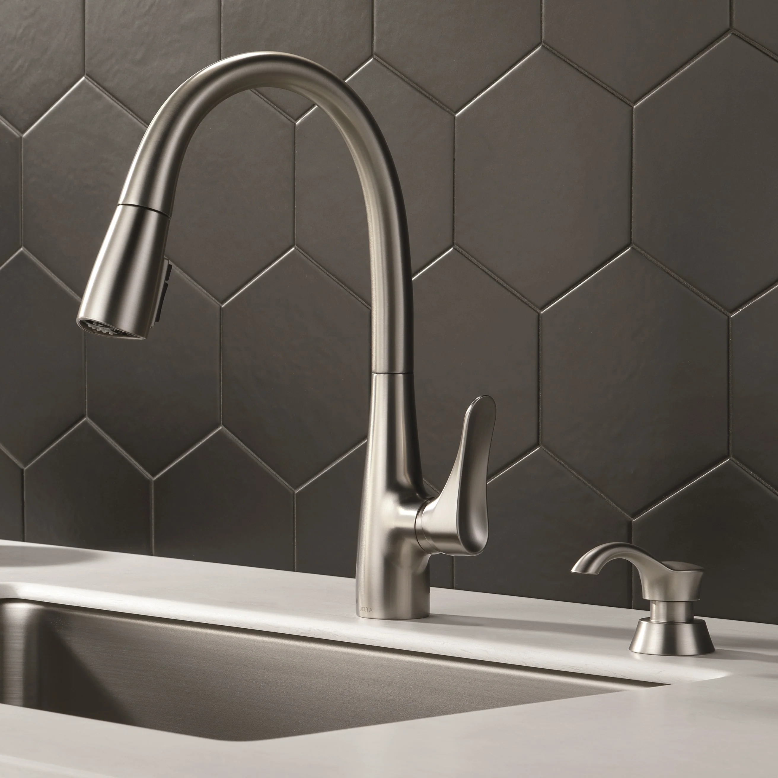 Delta Dunsley SpotShield Stainless 1-Handle Pull-Down Kitchen Faucet with Deck Plate & Soap Dispenser