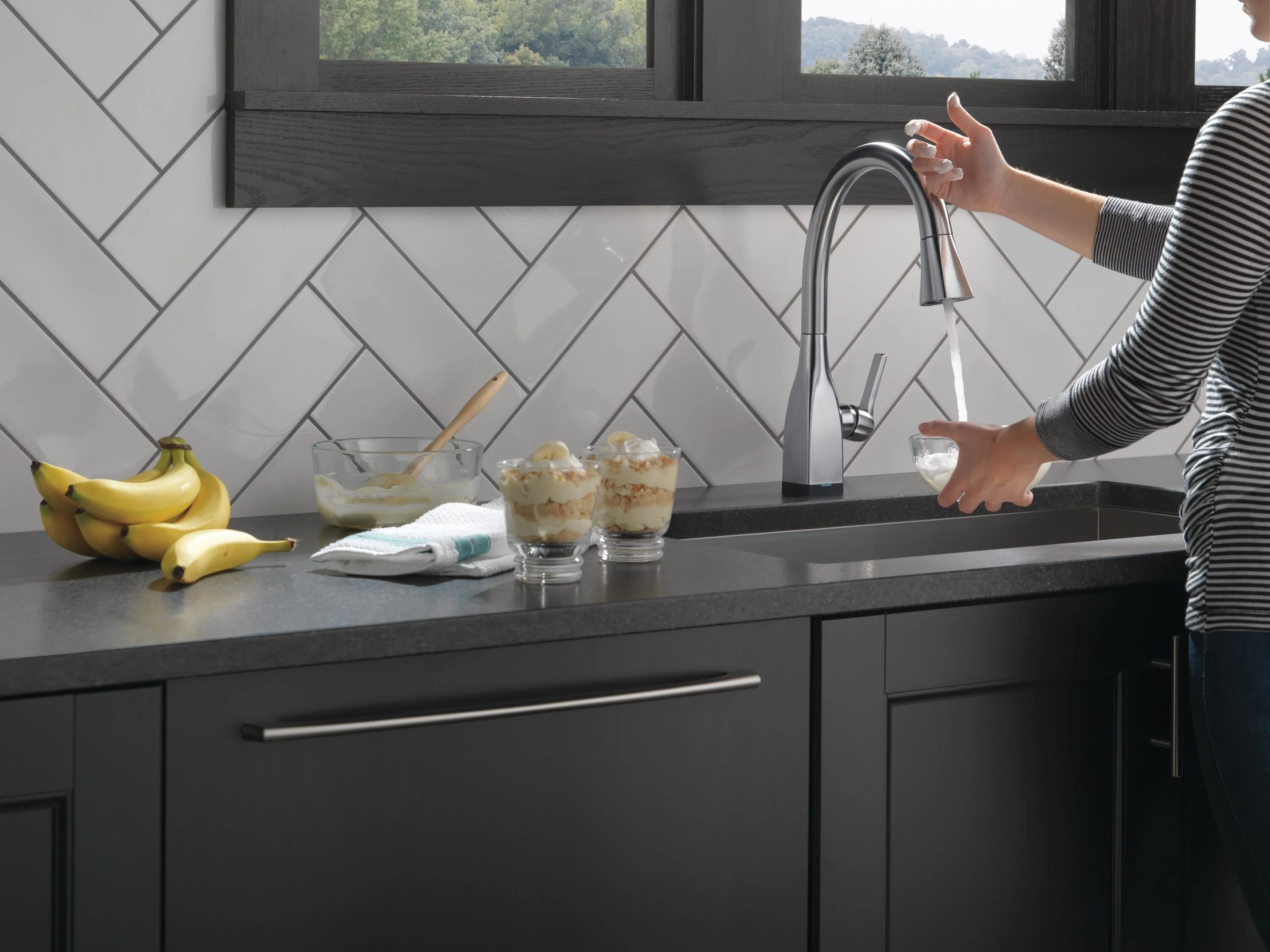 Delta Mateo Touch2O Arctic Stainless 1-Handle Deck-Mount Pull-Down Touch Kitchen Faucet - Image 2