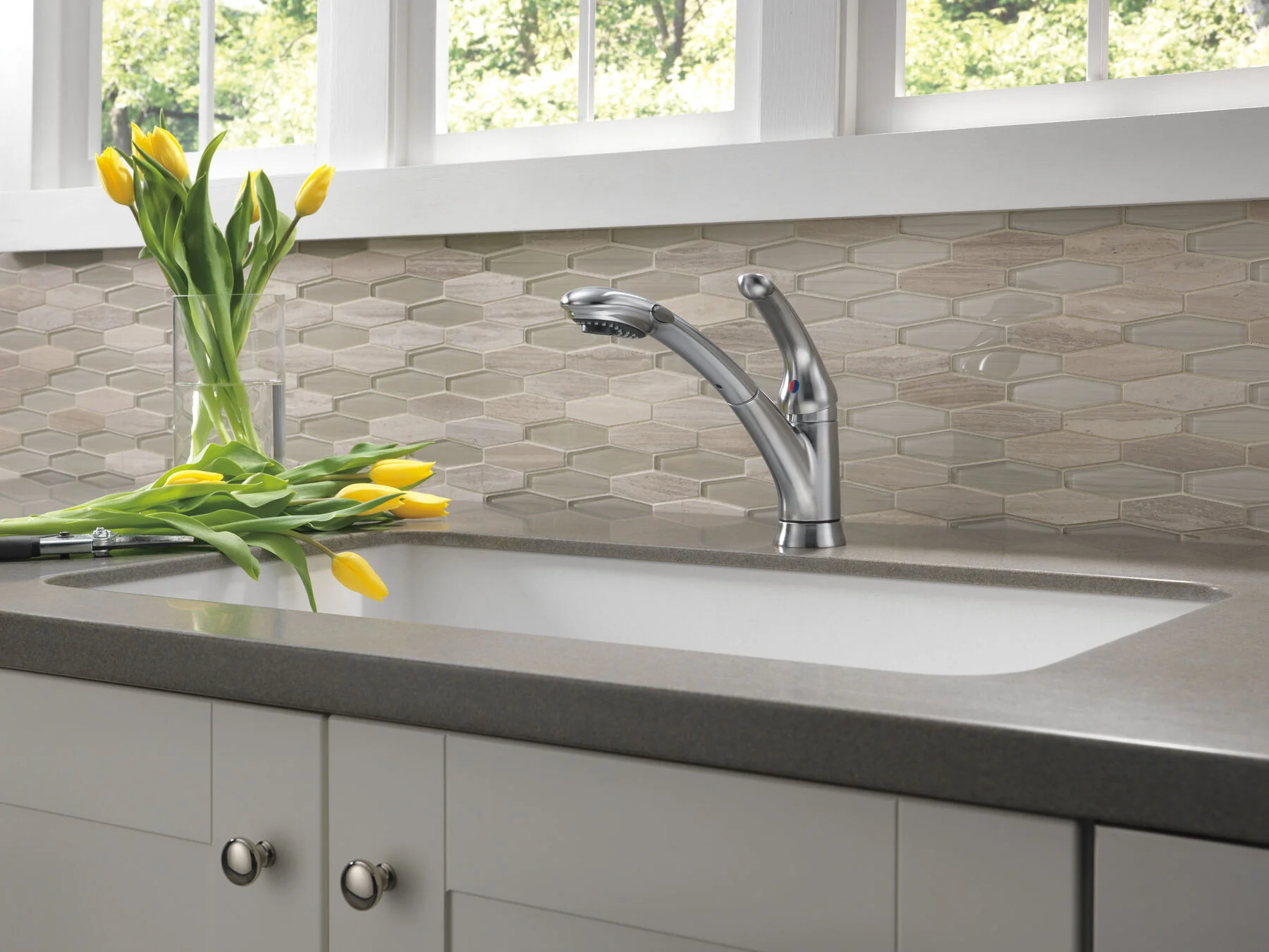 Delta Signature Arctic Stainless 1-Handle Deck-Mount Pull-Out Kitchen Faucet with Deck Plate - Image 2
