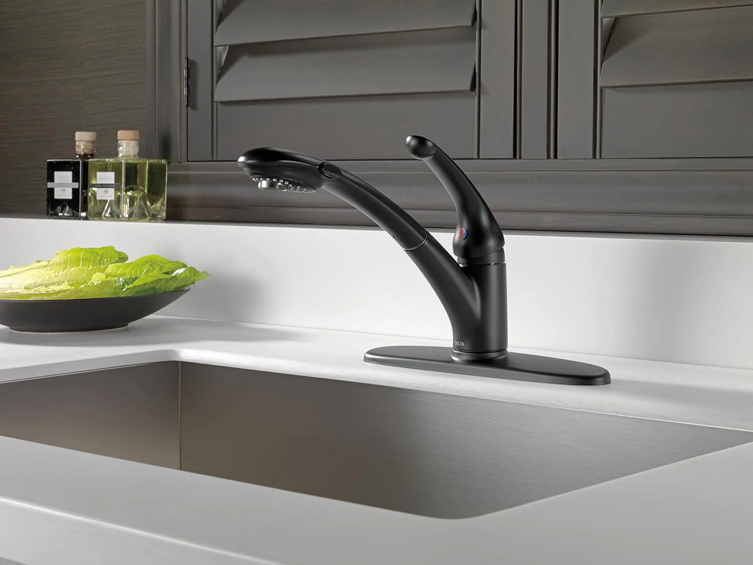 Delta Signature Matte Black 1-Handle Deck-Mount Pull-Out Kitchen Faucet with Deck Plate - Image 4