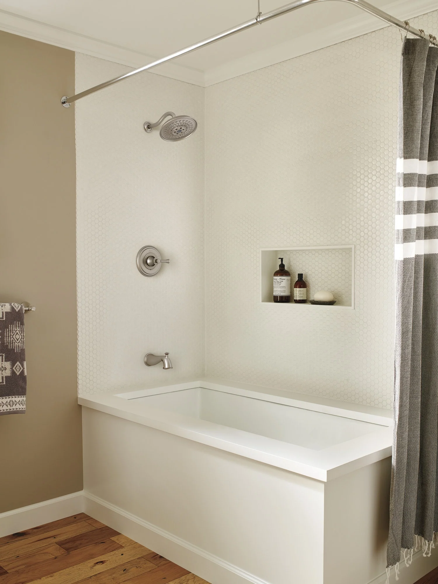 Delta Valdosta with H2Okinetic Technology SpotShield Stainless 1-Handle Bathtub and Shower Faucet with Valve - Image 3