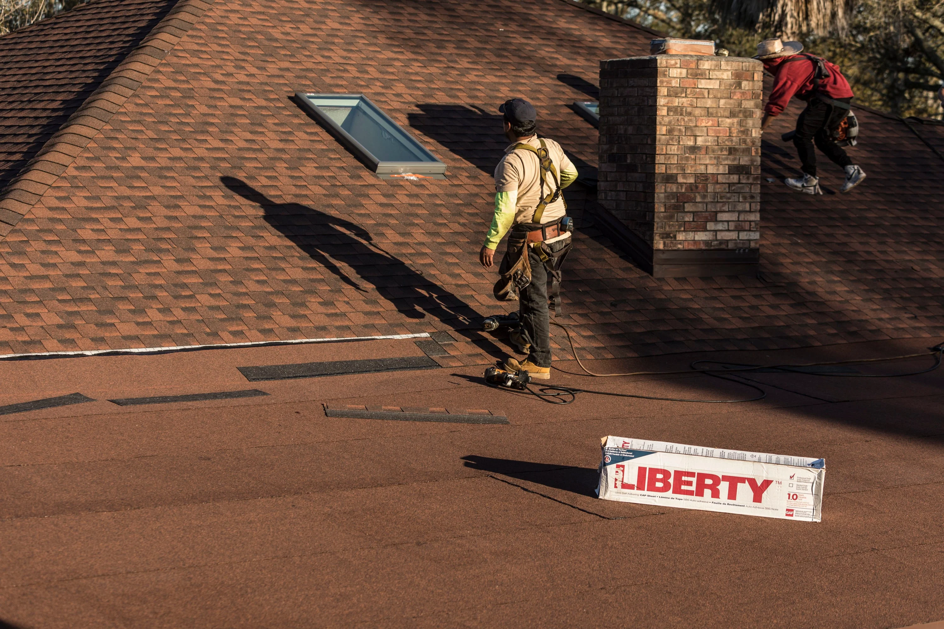 GAF Liberty Cap Sheet Peel & Stick Roll Roofing, White, 3.28-ft W x 34-ft L, 100-sq ft - Image 7
