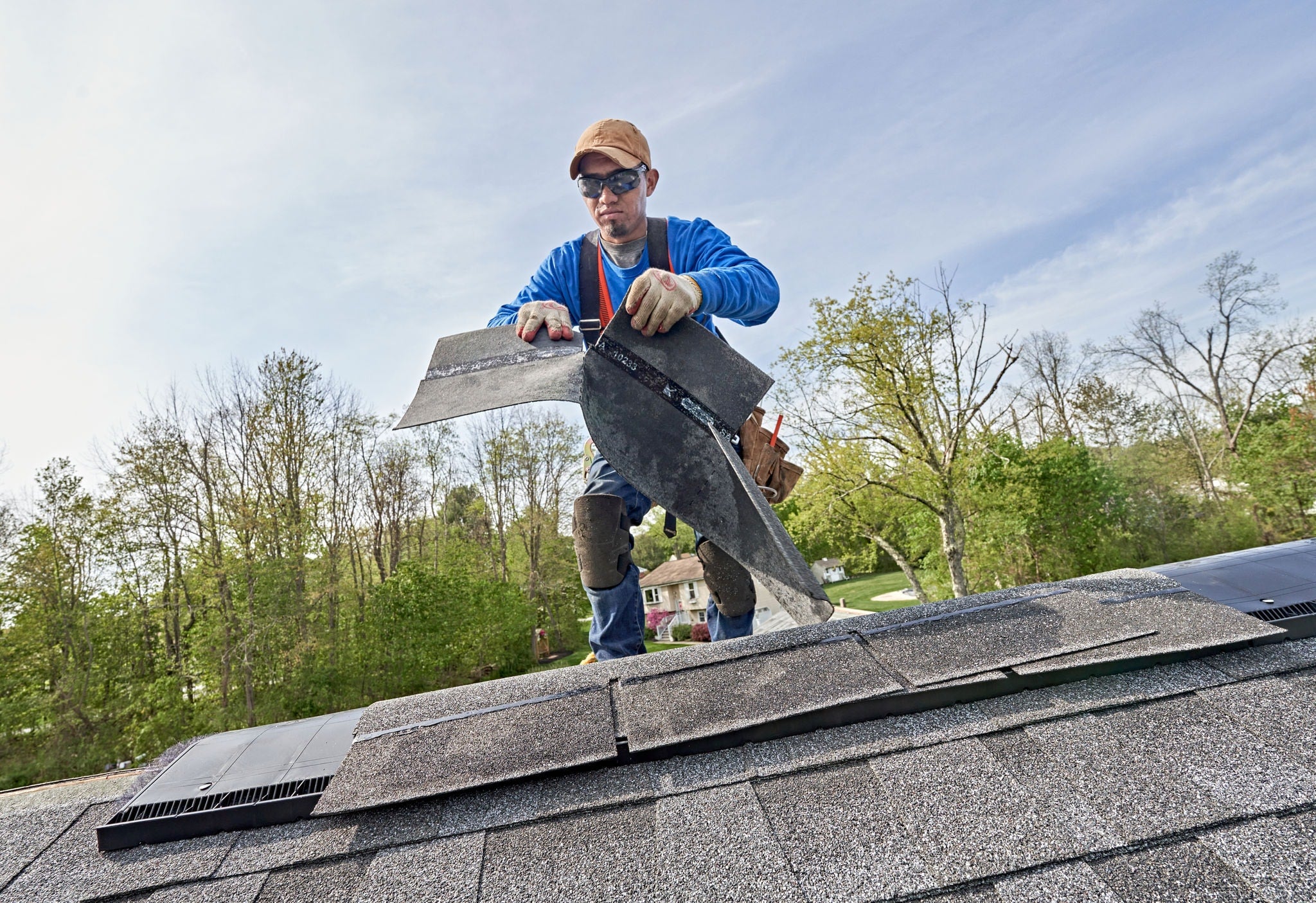 GAF Seal-A-Ridge AS Charcoal Algae-Resistant Hip & Ridge Roof Shingles, 25 Linear Ft per Bundle - Image 8