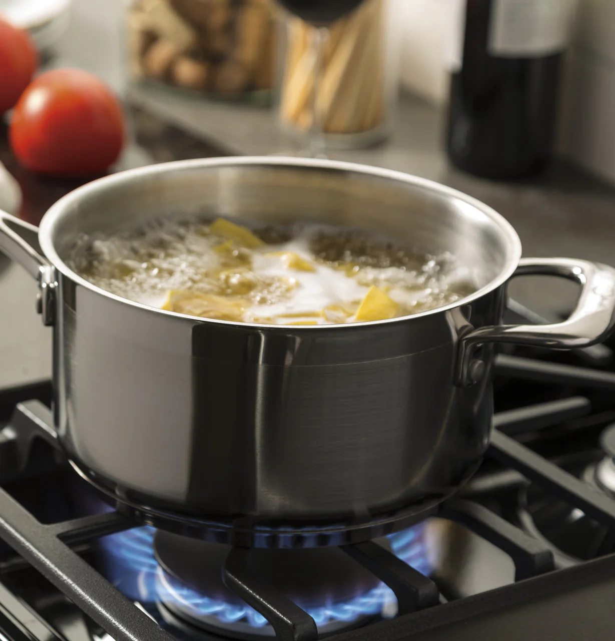 GE 30-in 5-Burner 5.0-cu ft Freestanding Gas Range, Stainless Steel (JGBS66REKSS) - Image 7