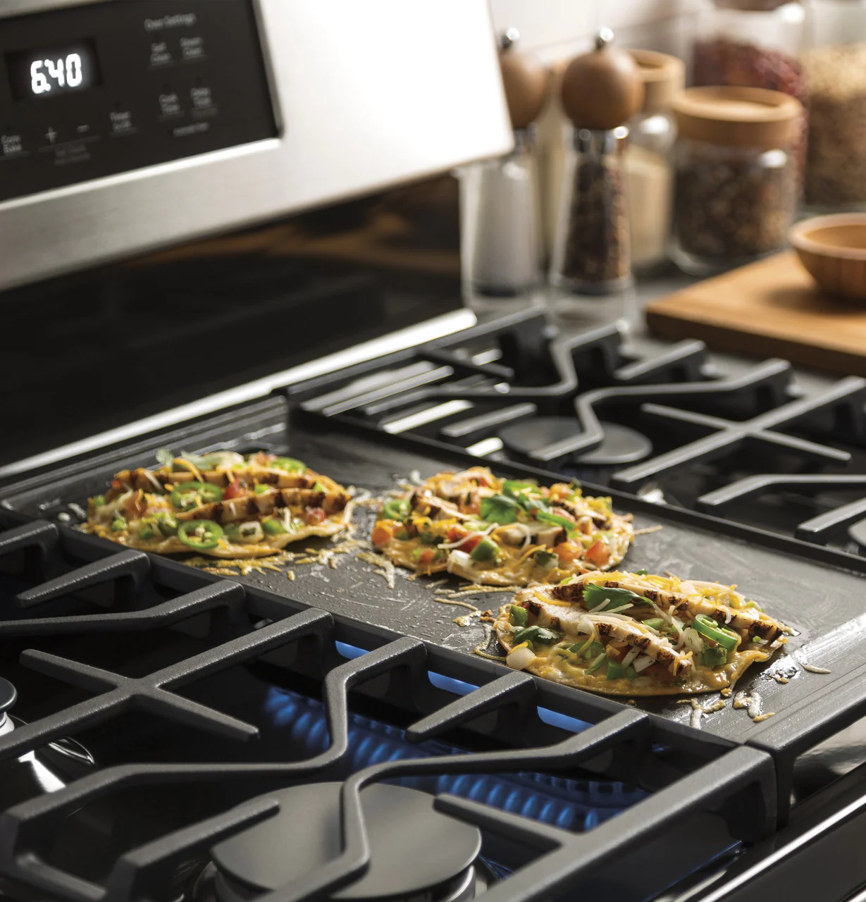 GE 30-in 5-Burner 5.0-cu ft Freestanding Gas Range, Stainless Steel (JGBS66REKSS) - Image 8