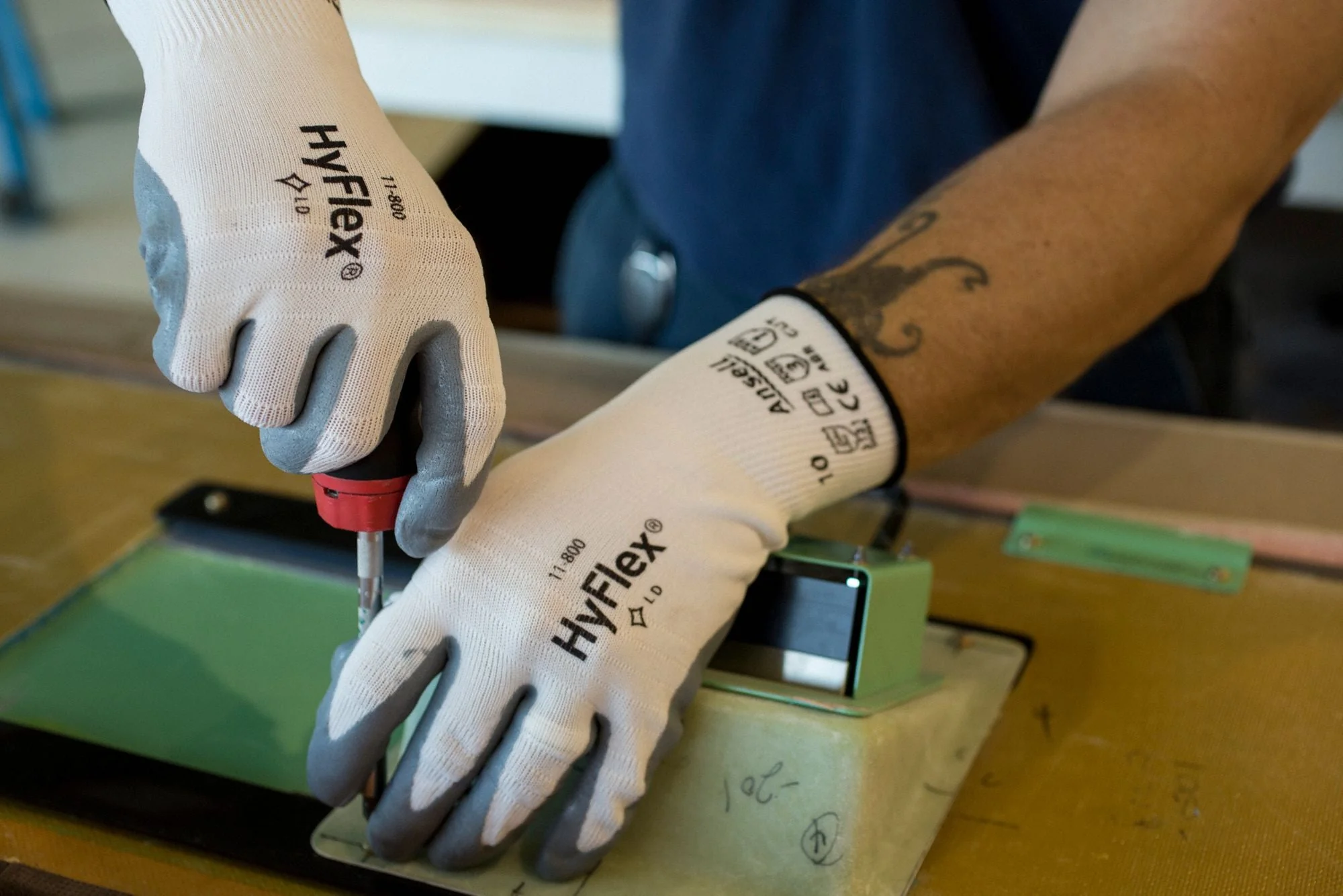 HYFLEX Foam Nitrile Coated Gloves XL - Superior Grip and Flexibility - Image 7