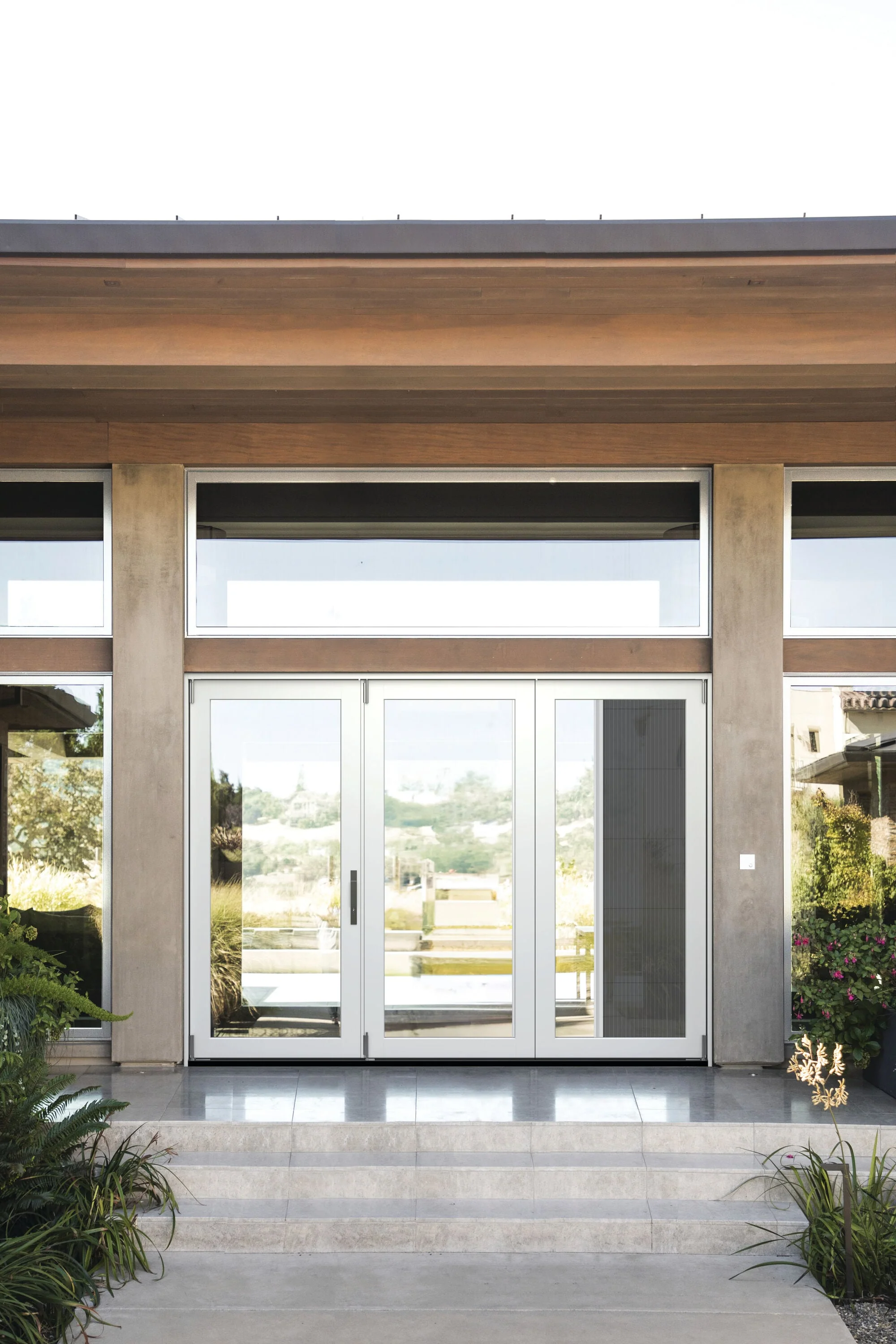 JELD-WEN F-4500 108-in x 80-in x 5-5/8-in Jamb Primed Fiberglass Right-Hand 3-Panel Folding Patio Door with Low-E Tempered Glass (Screen Included) - Image 3