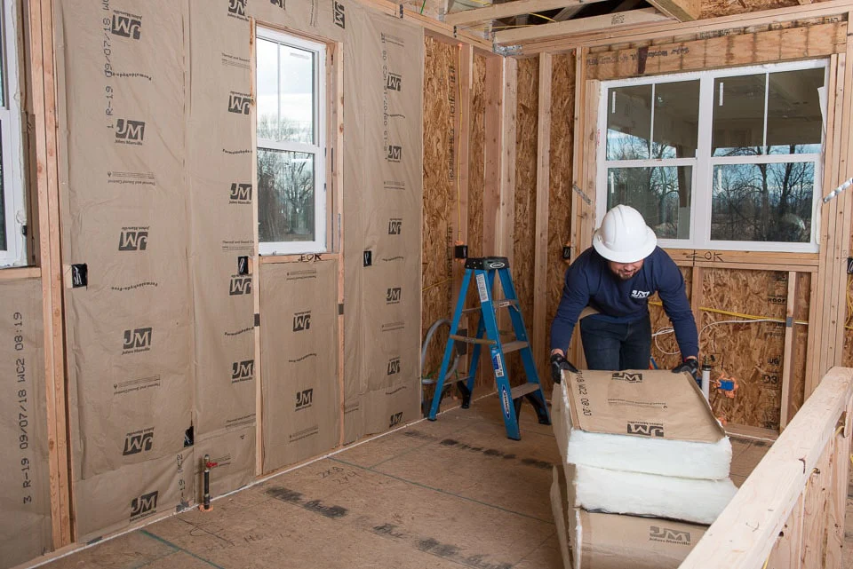 Johns Manville R-15 Kraft-Faced Fiberglass Batt Insulation, 15-in x 93-in, 67.81-sq ft Coverage (K1262S) - Image 3