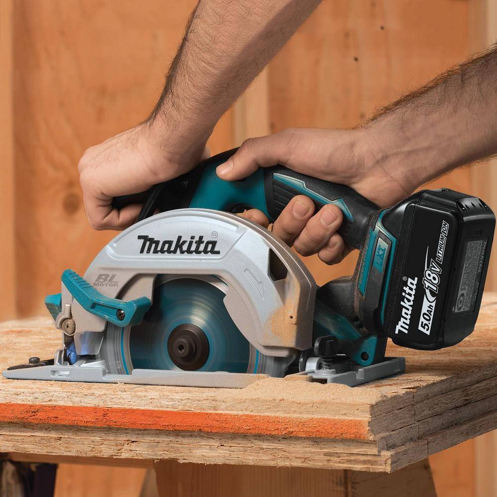 Makita 18V 5.0Ah LXT Lithium‑Ion Brushless Cordless 6-1/2 in. Circular Saw Kit (XSH03T) - Image 3