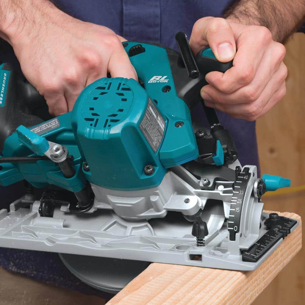 Makita 18V 5.0Ah LXT Lithium‑Ion Brushless Cordless 6-1/2 in. Circular Saw Kit (XSH03T) - Image 7
