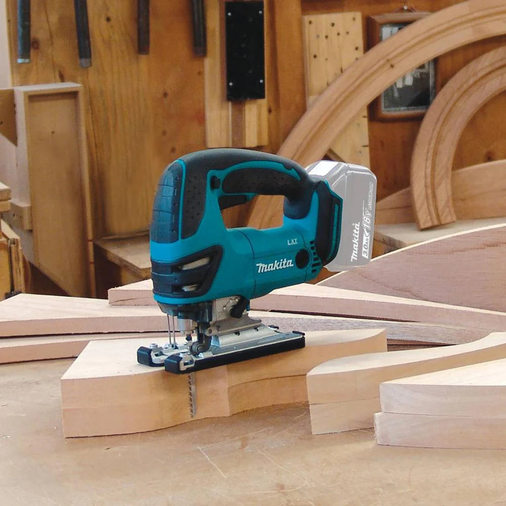 Makita 18V X2 LXT (36V) Brushless 6-1/2 in. Plunge Circular Saw Kit, 5.0Ah Batteries + Bonus 18V LXT Cordless Jigsaw - Image 2
