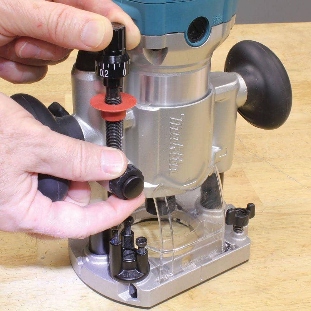 Makita 6.5 Amp 1-1/4 HP Corded Variable-Speed Compact Router Kit with Plunge Base, 1/4 in. Collet, Straight Guide & (2) Wrenches - Image 3