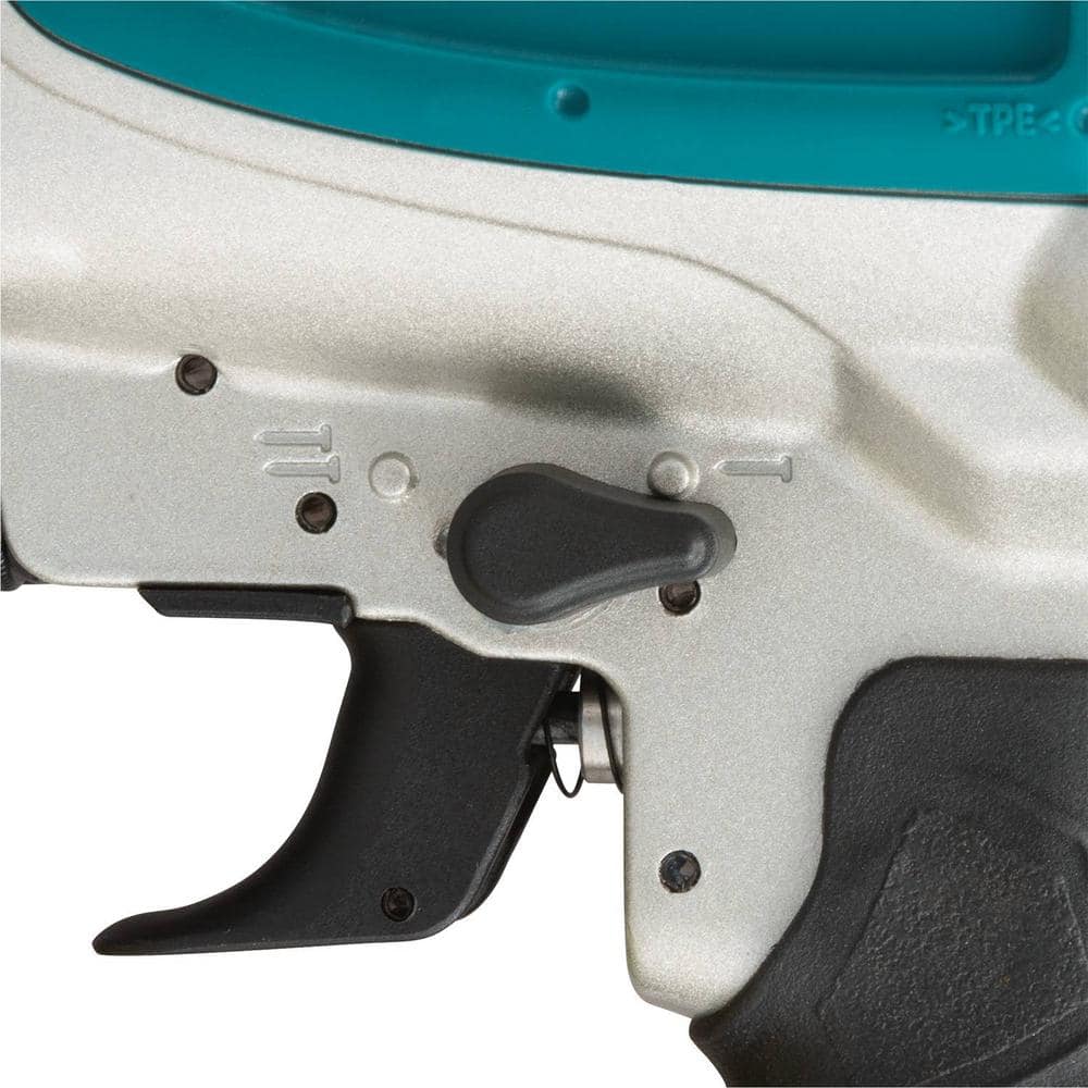 Makita Pneumatic 2-1/2 in. 15° Siding Coil Nailer - Image 3