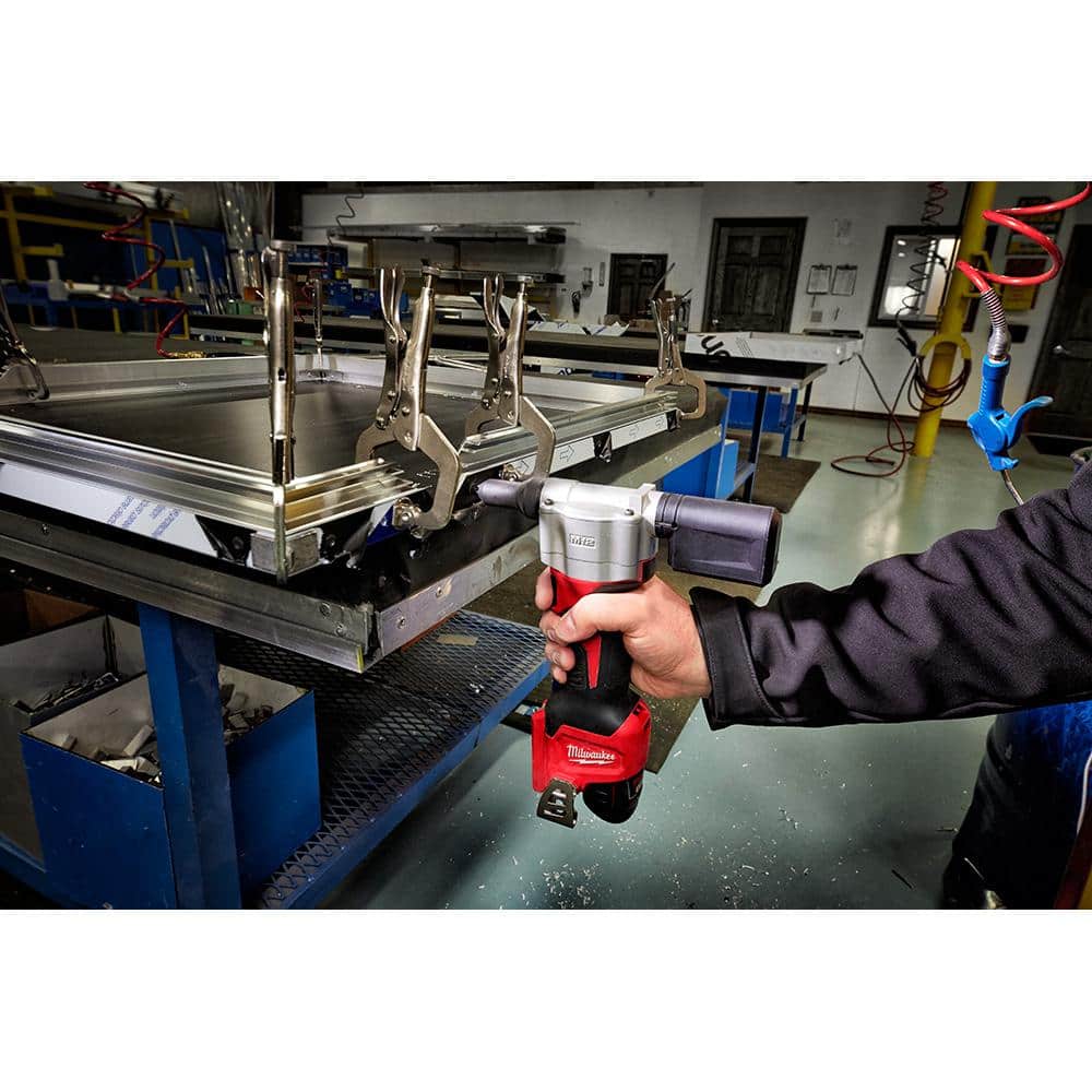 Milwaukee M12 12-Volt Lithium-Ion Cordless Rivet Tool with M12 CP High Output 2.5 Ah Battery Pack - Image 7