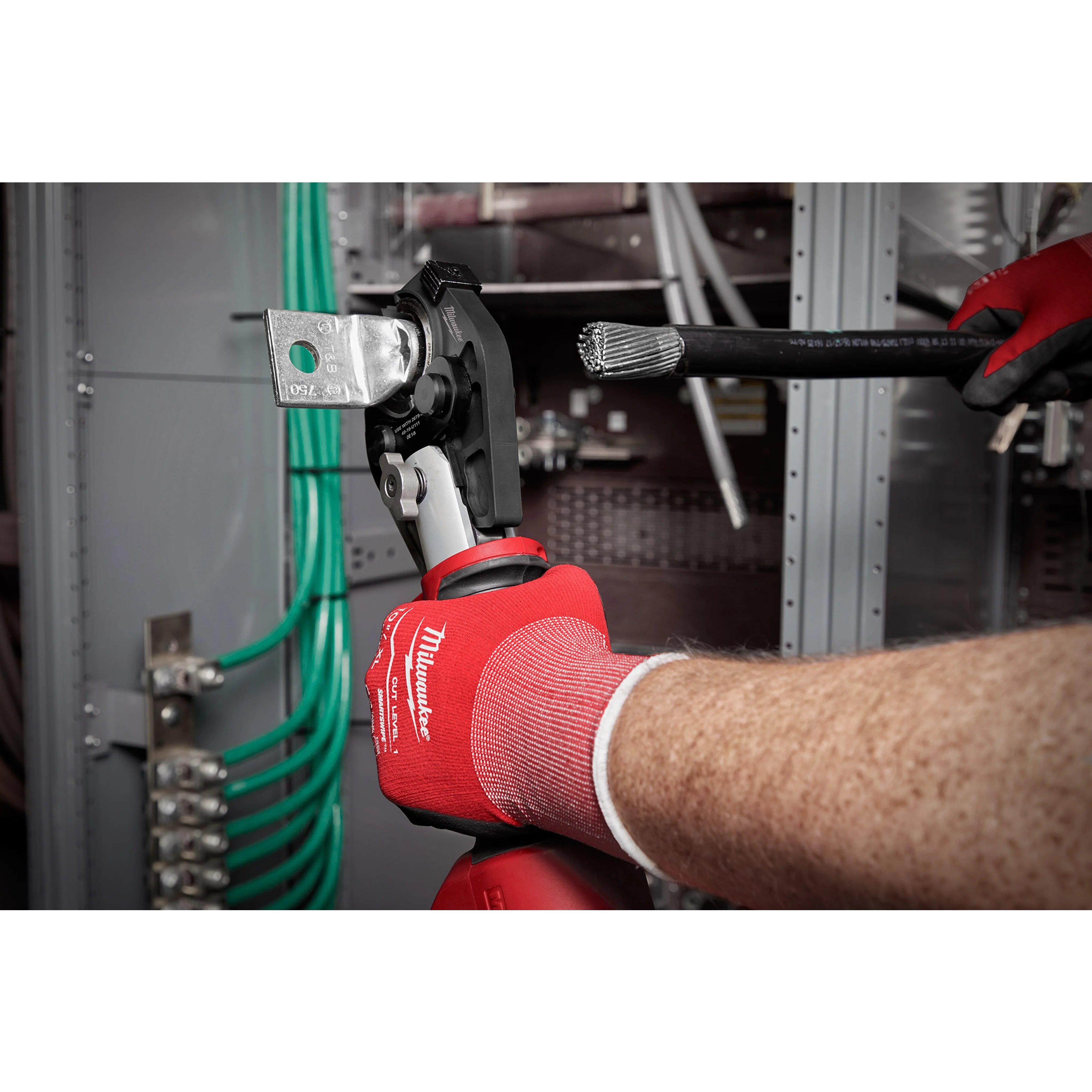 Milwaukee M18 18V Lithium-Ion Cordless FORCE LOGIC 600 MCM Crimper Kit with 600 MCM Copper U-Style Die Kit - Image 7