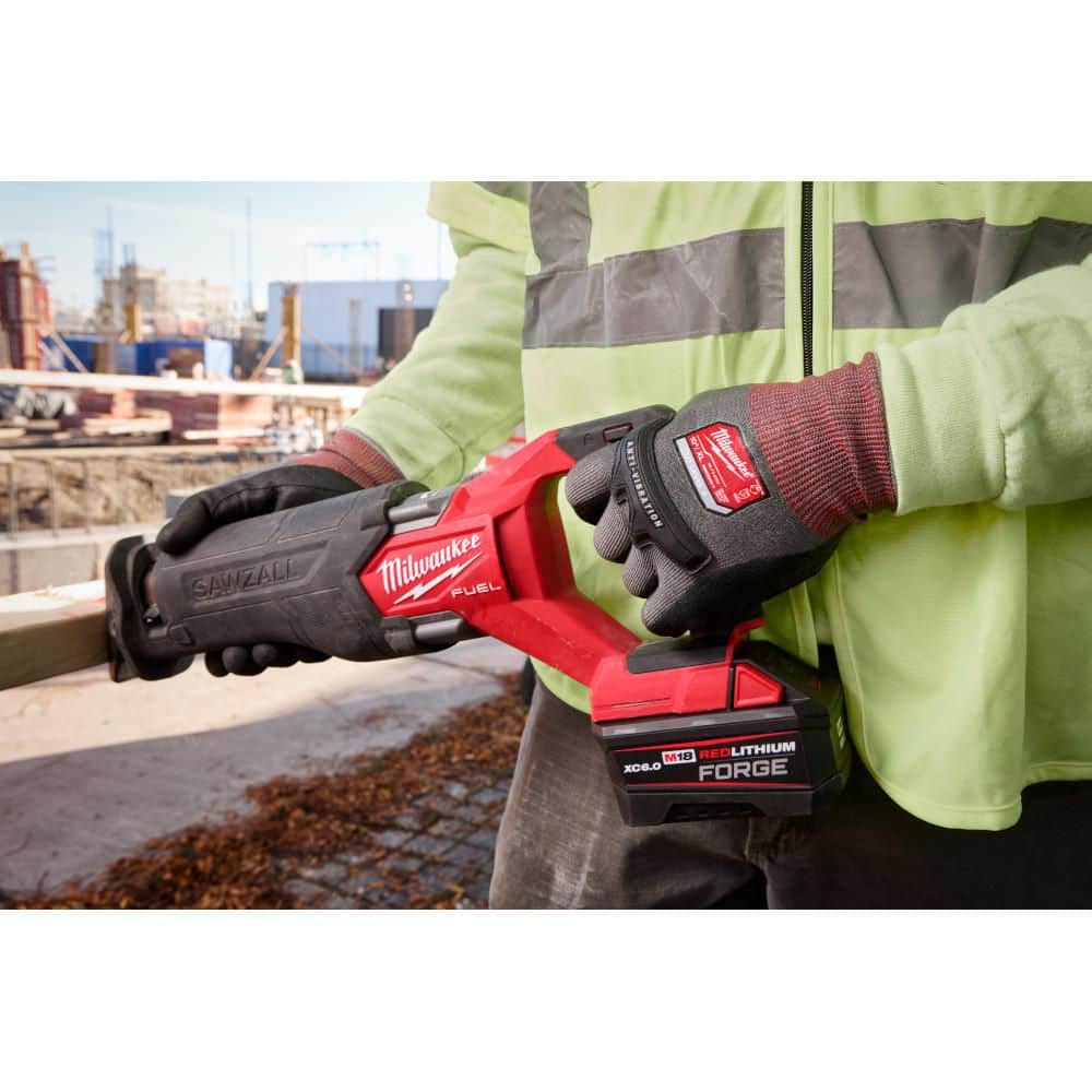 Milwaukee Medium Anti-Vibration Cut Level 4 High Dexterity Nitrile Dipped Gloves - Image 4