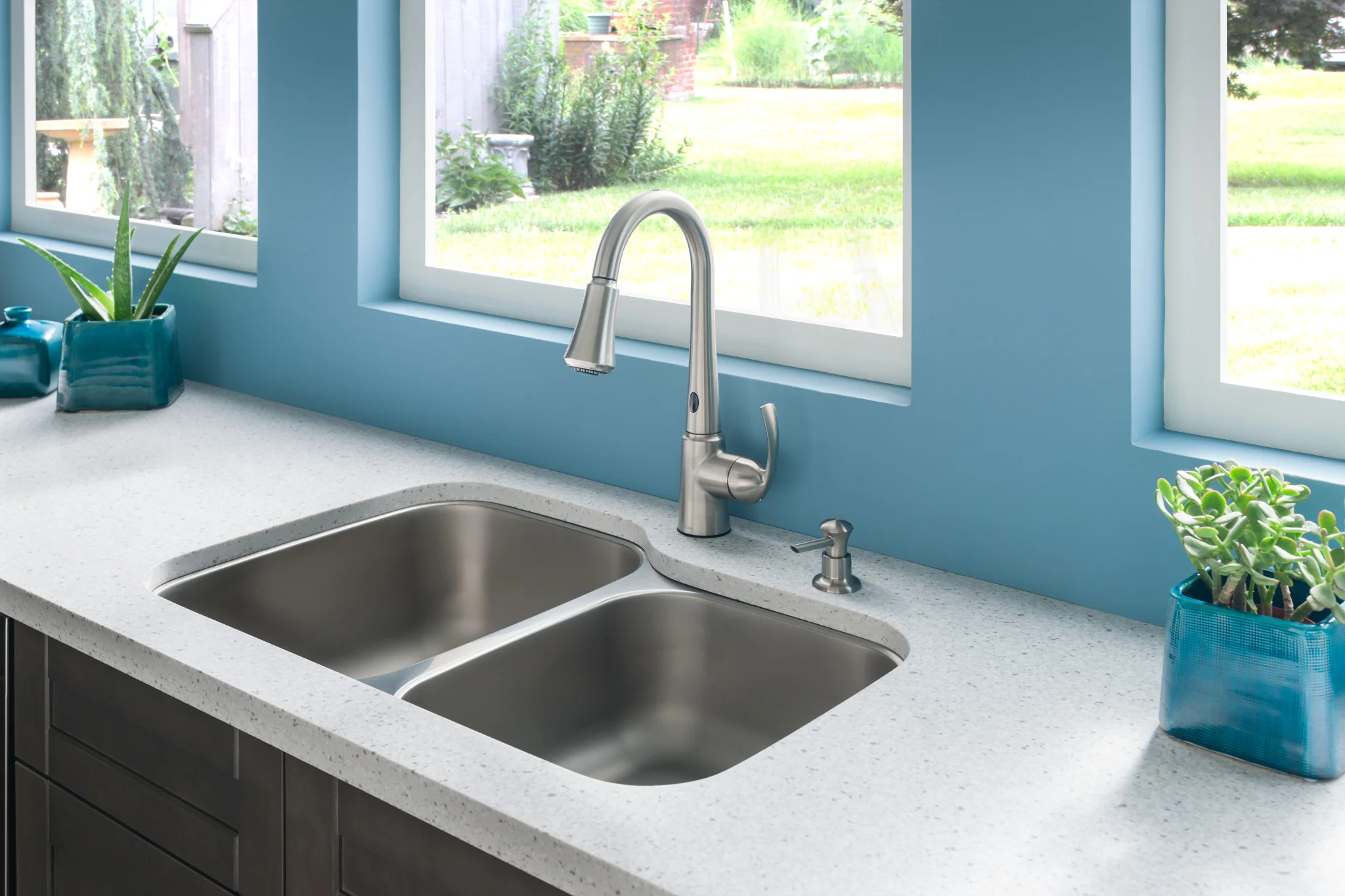 Moen Delaney with MotionSense Spot Resist Stainless 1-Handle High Arc Pull-Down Kitchen Faucet with Deck Plate and Soap Dispenser, 1.5 GPM - Image 3