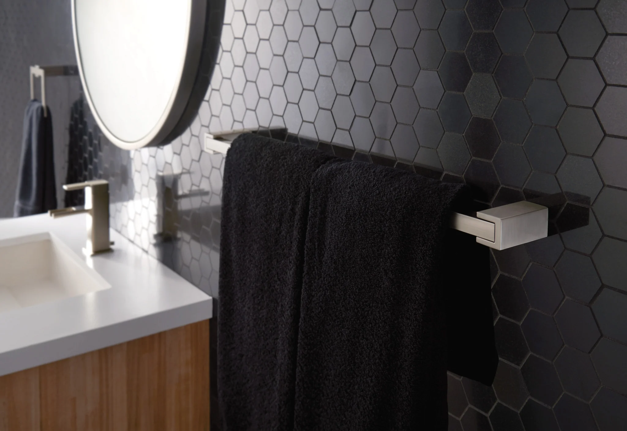 Moen Kyvos 24-in Brushed Nickel Wall Mount Single Towel Bar - Image 4
