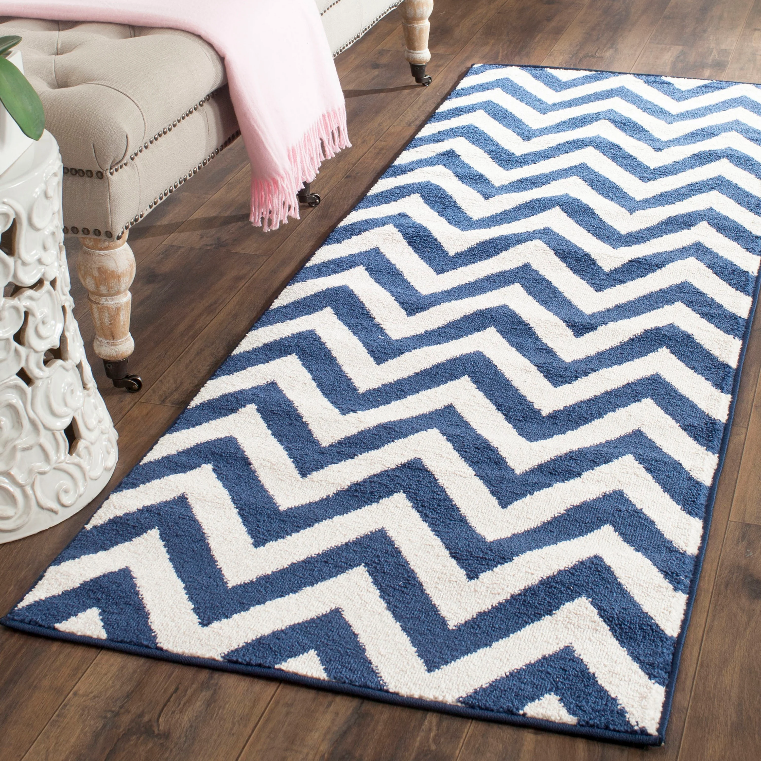 Safavieh Amherst Bellport 2 x 7 Navy/Beige Indoor/Outdoor Chevron Mid-Century Modern Runner
