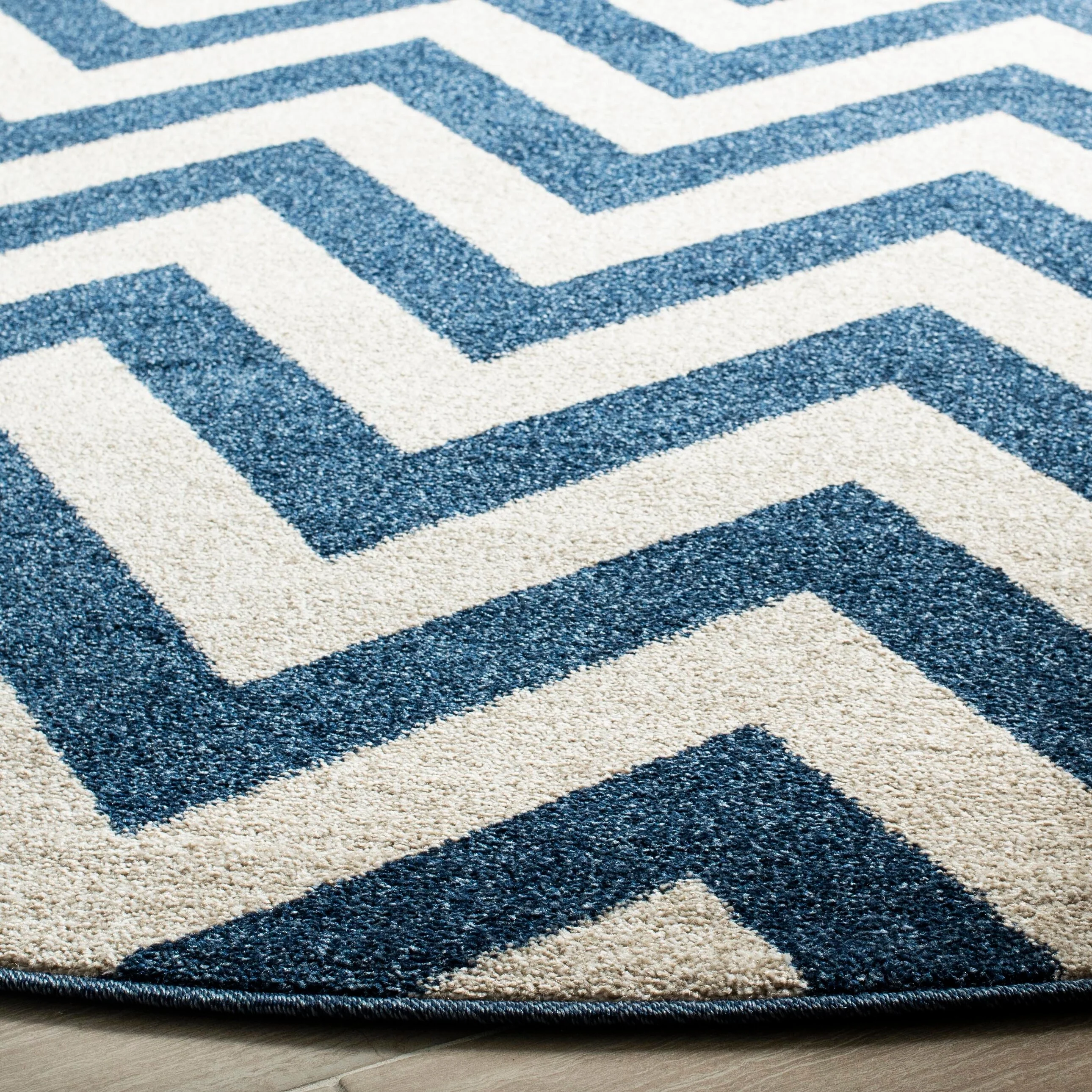 Safavieh Amherst Bellport 7-ft Round Navy/Beige Indoor/Outdoor Chevron Area Rug - Image 3