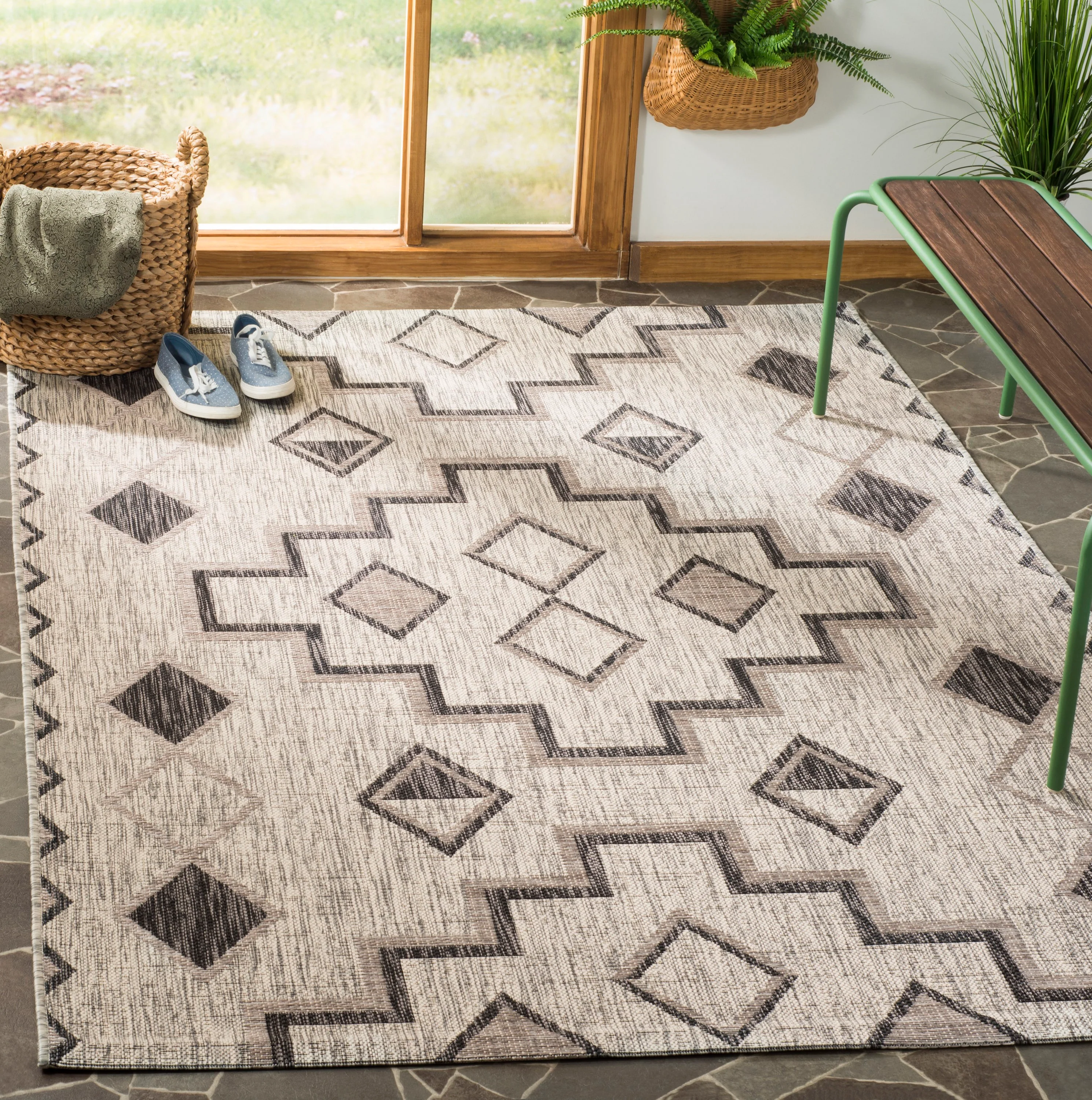 Safavieh Courtyard Tahoe 4 x 6 Gray/Black Indoor/Outdoor Geometric Coastal Area Rug