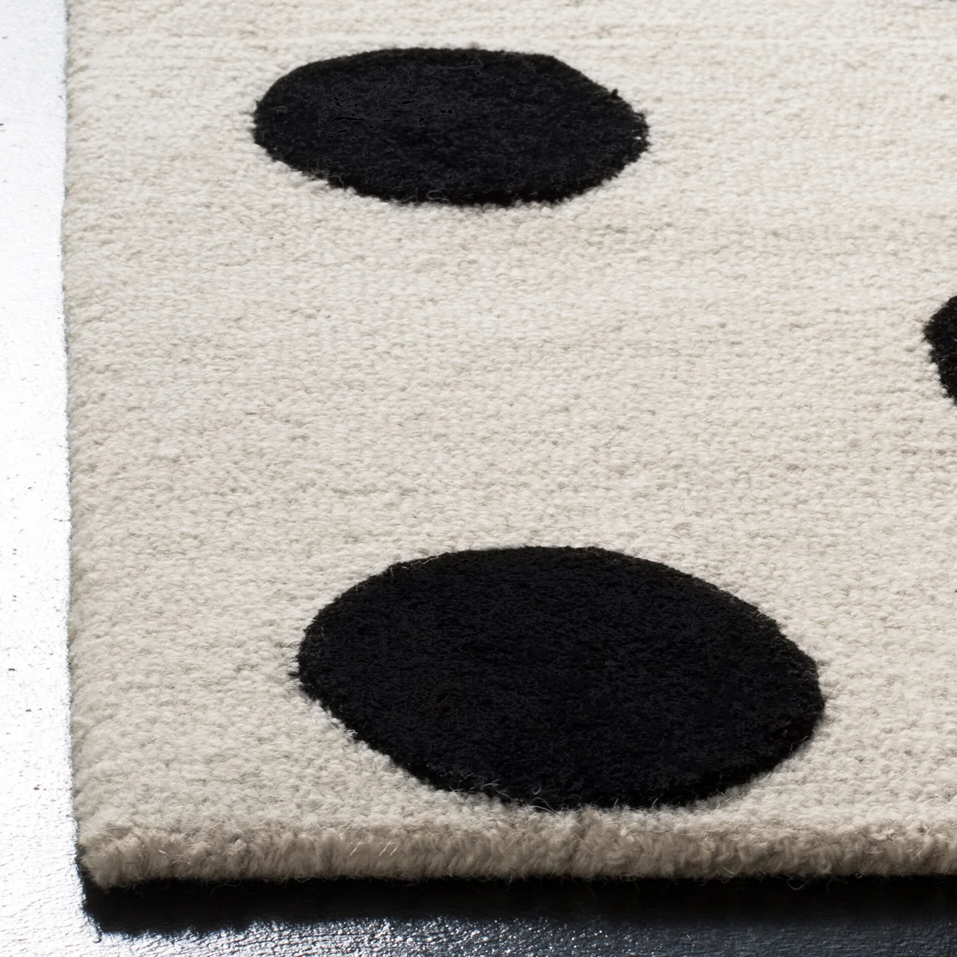 Safavieh Kids Polka Dots 4 x 6 Ivory/Black Handcrafted Wool Indoor Area Rug - Image 3