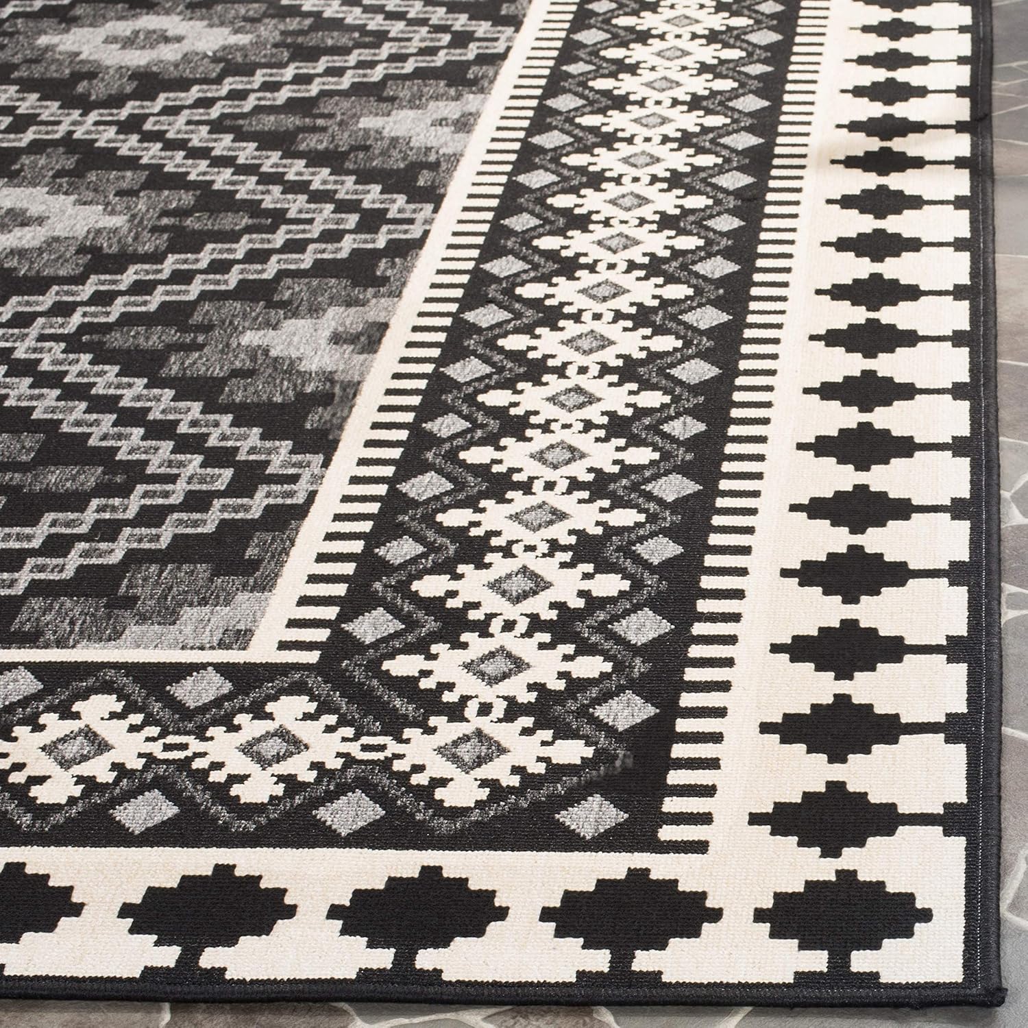 Safavieh Veranda 2-ft-7-in x 5-ft Black/Creme Indoor/Outdoor Abstract Coastal Throw Rug - Image 4