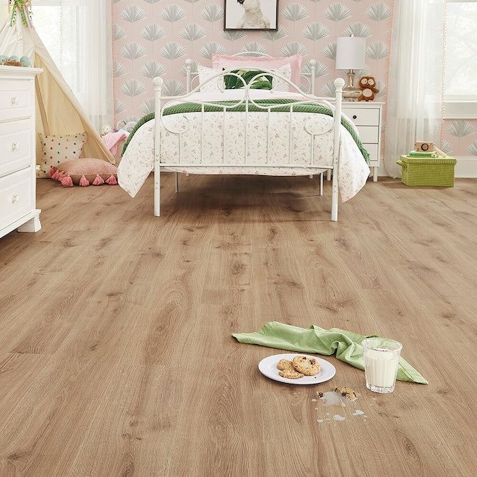 STAINMASTER PetProtect Tanglewood Oak 12-mm T x 7-1/2-in W x 47-1/4-in L Waterproof Wood Plank Laminate Flooring (22.09-sq ft / Carton) - Image 10