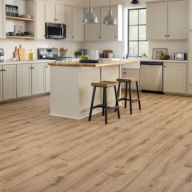 STAINMASTER PetProtect Tanglewood Oak 12-mm T x 7-1/2-in W x 47-1/4-in L Waterproof Wood Plank Laminate Flooring (22.09-sq ft / Carton) - Image 11
